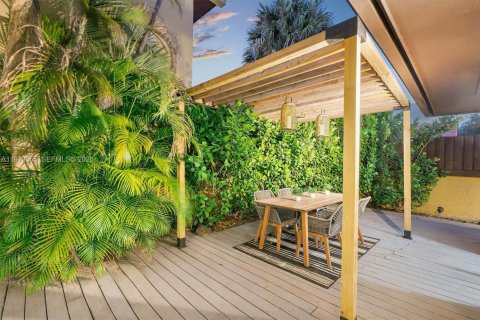 House in Miami, Florida 2 bedrooms, 155.24 sq.m. № 2042952 - photo 28