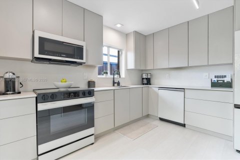 House in Miami, Florida 2 bedrooms, 155.24 sq.m. № 2042952 - photo 14