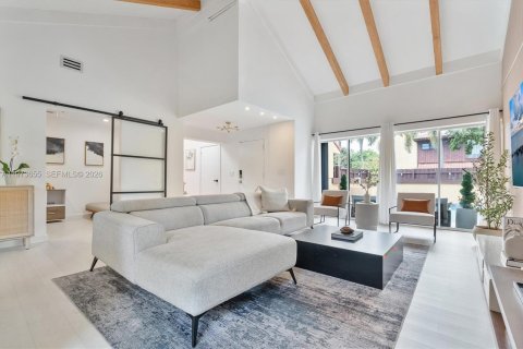 House in Miami, Florida 2 bedrooms, 155.24 sq.m. № 2042952