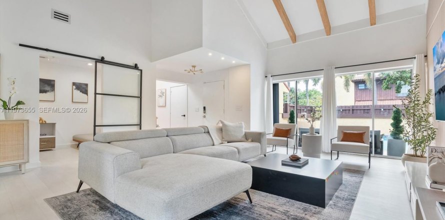 House in Miami, Florida 2 bedrooms, 155.24 sq.m. № 2042952