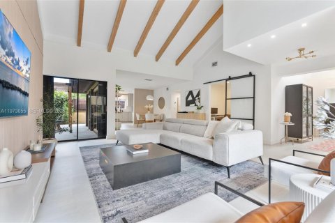 House in Miami, Florida 2 bedrooms, 155.24 sq.m. № 2042952 - photo 4