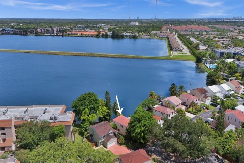 House in Miami, Florida 3 bedrooms, 182.55 sq.m. № 2254885