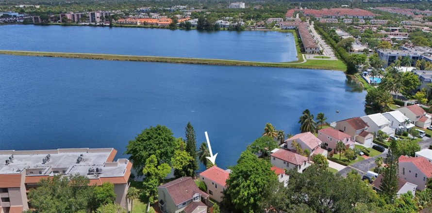 House in Miami, Florida 3 bedrooms, 182.55 sq.m. № 2254885
