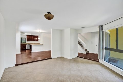 House in Miami, Florida 3 bedrooms, 182.55 sq.m. № 2254885 - photo 7