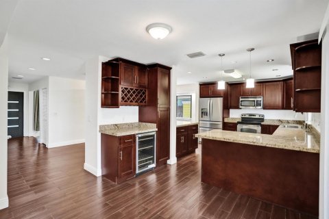 House in Miami, Florida 3 bedrooms, 182.55 sq.m. № 2254885 - photo 12