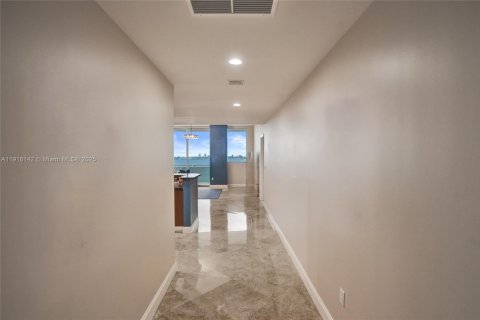 Купить кондоминиум в Норт-Бей-Виллидж, Флорида 2 спальни, 135.45м2, № 1971940 - фото 5