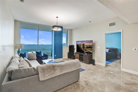 Купить кондоминиум в Норт-Бей-Виллидж, Флорида 2 спальни, 135.45м2, № 1971940 - фото 10