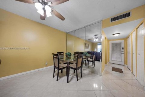Condominio en venta en Lauderdale Lakes, Florida, 2 dormitorios, 80.36 m2 № 1975732 - foto 9