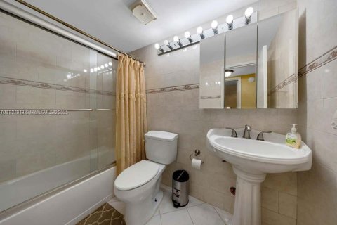 Condominio en venta en Lauderdale Lakes, Florida, 2 dormitorios, 80.36 m2 № 1975732 - foto 17