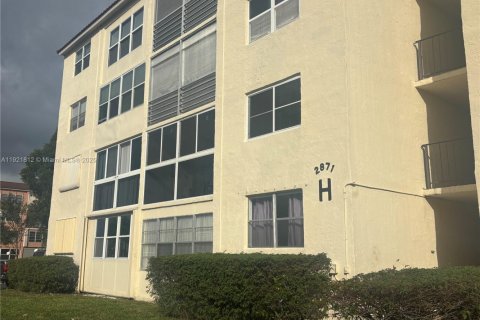 Condominio en venta en Lauderdale Lakes, Florida, 2 dormitorios, 80.36 m2 № 1975732 - foto 2