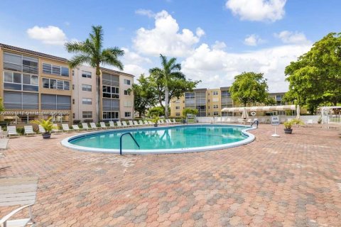Condominio en venta en Lauderdale Lakes, Florida, 2 dormitorios, 80.36 m2 № 1975732 - foto 20