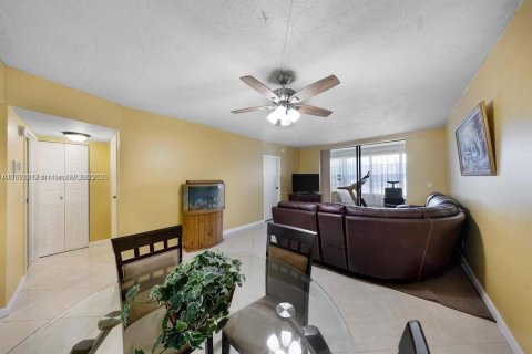 Condominio en venta en Lauderdale Lakes, Florida, 2 dormitorios, 80.36 m2 № 1975732 - foto 10