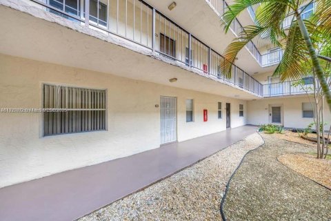 Condominio en venta en Lauderdale Lakes, Florida, 2 dormitorios, 80.36 m2 № 1975732 - foto 3