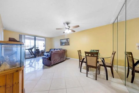 Condominio en venta en Lauderdale Lakes, Florida, 2 dormitorios, 80.36 m2 № 1975732 - foto 8
