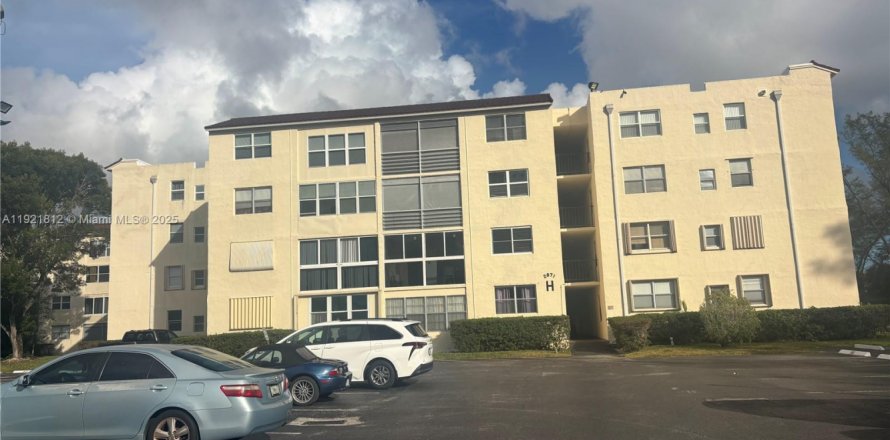 Condominio en Lauderdale Lakes, Florida, 2 dormitorios № 1975732