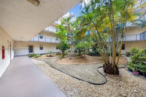 Condominio en venta en Lauderdale Lakes, Florida, 2 dormitorios, 80.36 m2 № 1975732 - foto 4