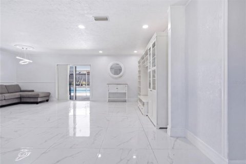 House in Valrico, Florida 6 bedrooms, 224.82 sq.m. № 2221470 - photo 6