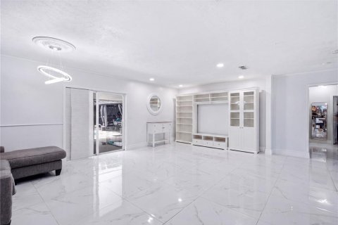 House in Valrico, Florida 6 bedrooms, 224.82 sq.m. № 2221470 - photo 7