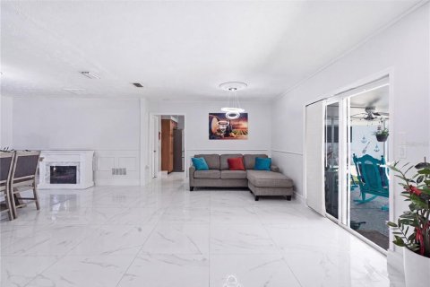 House in Valrico, Florida 6 bedrooms, 224.82 sq.m. № 2221470 - photo 8