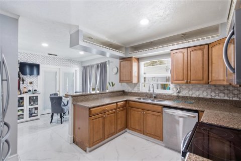 House in Valrico, Florida 6 bedrooms, 224.82 sq.m. № 2221470 - photo 11