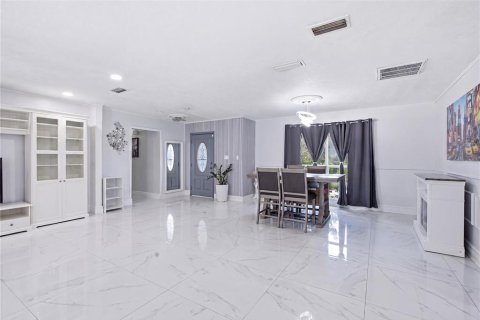 House in Valrico, Florida 6 bedrooms, 224.82 sq.m. № 2221470 - photo 9