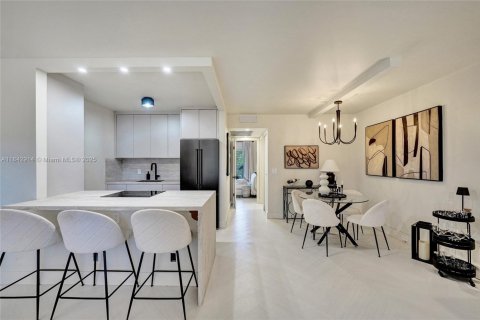 Condominio en venta en Pembroke Pines, Florida, 1 dormitorio, 75.34 m2 № 1957762 - foto 2