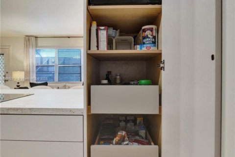 Condominio en venta en Pembroke Pines, Florida, 1 dormitorio, 75.34 m2 № 1957762 - foto 24