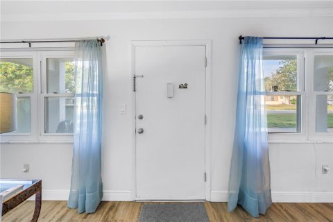 Condo in Saint Petersburg, Florida, 1 bedroom  № 1687085 - photo 7