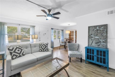 Condo in Saint Petersburg, Florida, 1 bedroom  № 1687085 - photo 4