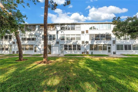 Condo in Saint Petersburg, Florida, 1 bedroom  № 1687085 - photo 24