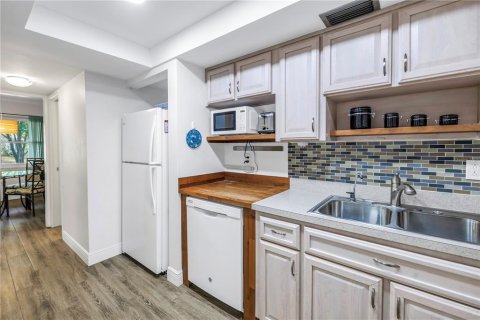 Condo in Saint Petersburg, Florida, 1 bedroom  № 1687085 - photo 14