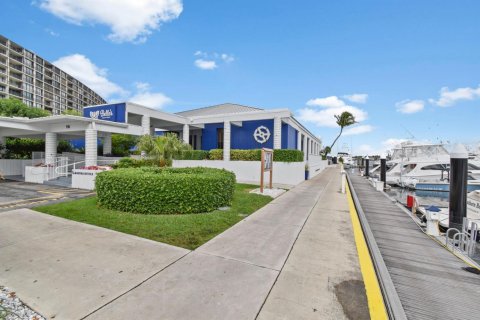 Condo in North Palm Beach, Florida, 2 bedrooms  № 1168590 - photo 1