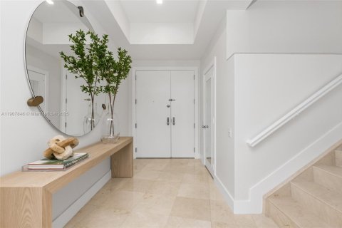 Condo in Miami, Florida, 5 bedrooms № 2060003 - photo 3