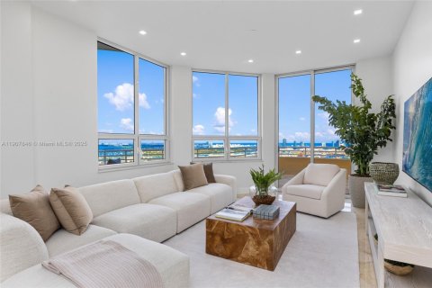 Condo in Miami, Florida, 5 bedrooms № 2060003 - photo 2
