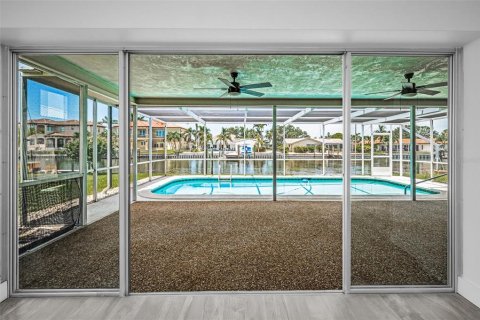 House in Saint Petersburg, Florida 3 bedrooms, 185.43 sq.m. № 1875953 - photo 11