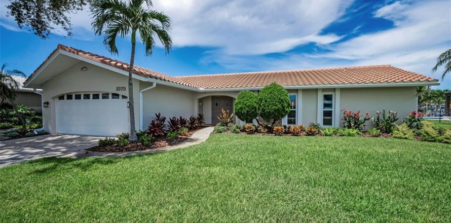 House in Saint Petersburg, Florida 3 bedrooms, 185.43 sq.m. № 1875953