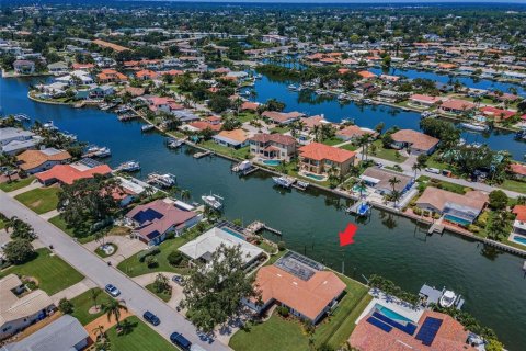 House in Saint Petersburg, Florida 3 bedrooms, 185.43 sq.m. № 1875953 - photo 3