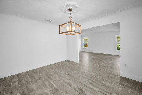 House in Saint Petersburg, Florida 3 bedrooms, 185.43 sq.m. № 1875953 - photo 13
