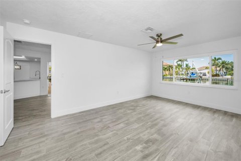 House in Saint Petersburg, Florida 3 bedrooms, 185.43 sq.m. № 1875953 - photo 24