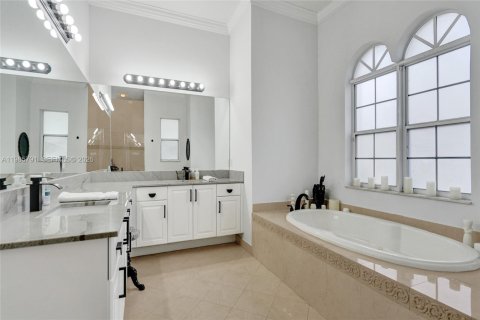 Villa ou maison à vendre à Davie, Floride: 5 chambres, 348.57 m2 № 2047463 - photo 11