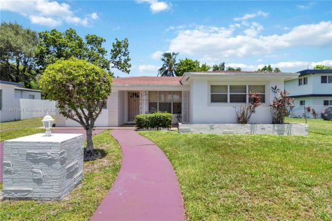 Casa en venta en North Miami Beach, Florida, 4 dormitorios, 193.61 m2 № 1855271 - foto 1