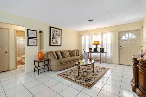 Casa en venta en North Miami Beach, Florida, 4 dormitorios, 193.61 m2 № 1855271 - foto 3