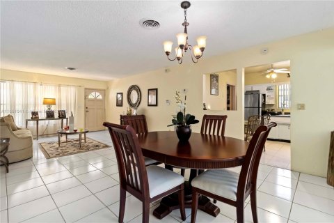 Casa en venta en North Miami Beach, Florida, 4 dormitorios, 193.61 m2 № 1855271 - foto 4