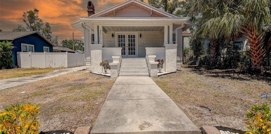 House in Saint Petersburg, Florida 4 bedrooms, 134.52 sq.m. № 1655610