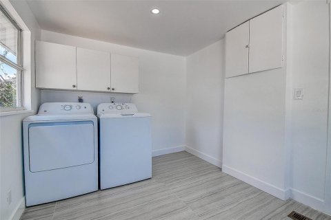 House in Saint Petersburg, Florida 4 bedrooms, 134.52 sq.m. № 1655610 - photo 29