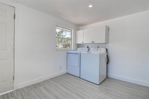 House in Saint Petersburg, Florida 4 bedrooms, 134.52 sq.m. № 1655610 - photo 30