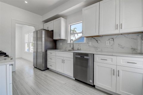 House in Saint Petersburg, Florida 4 bedrooms, 134.52 sq.m. № 1655610 - photo 13