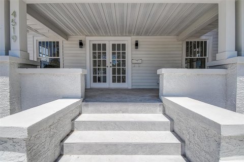 House in Saint Petersburg, Florida 4 bedrooms, 134.52 sq.m. № 1655610 - photo 5