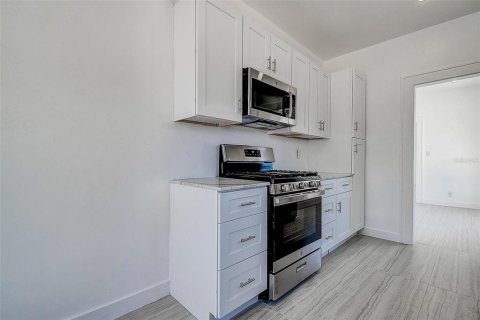 House in Saint Petersburg, Florida 4 bedrooms, 134.52 sq.m. № 1655610 - photo 14