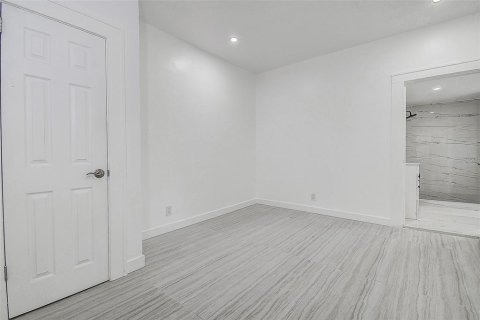House in Saint Petersburg, Florida 4 bedrooms, 134.52 sq.m. № 1655610 - photo 19